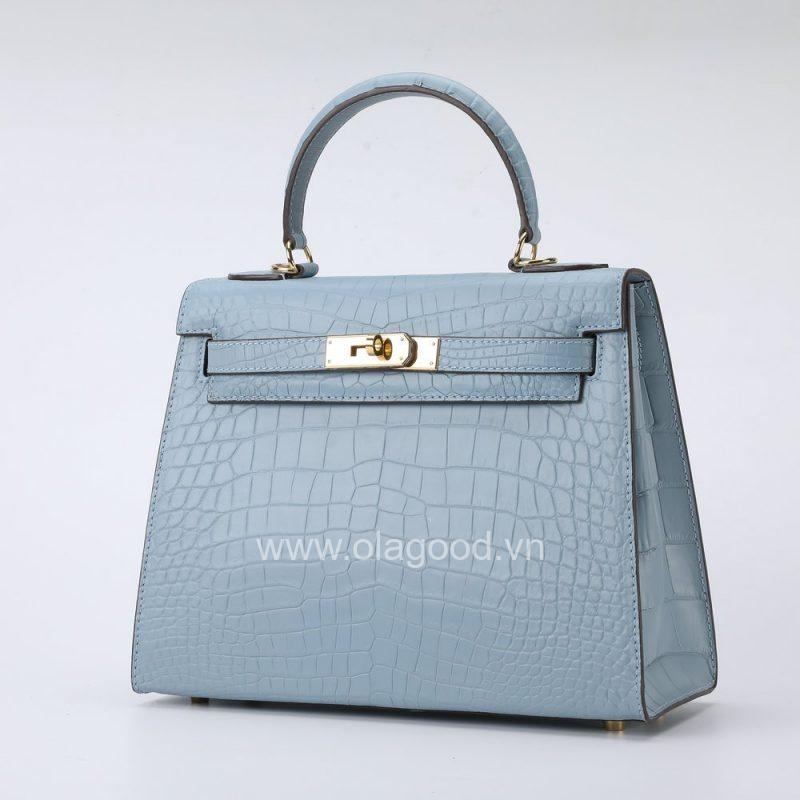 Cách làm mới túi xách da cá sấu