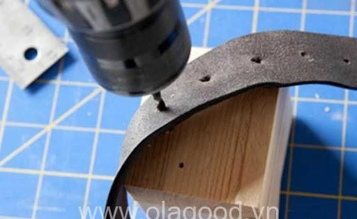 Khoan điện là một dụng cụ có sẵn tại nhà có thể đục lỗ thắt lưng da tại nhà