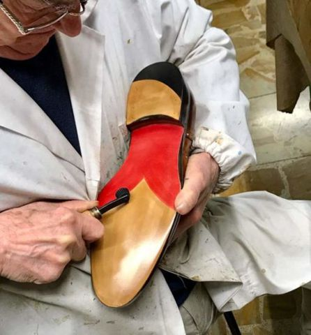Lắp ráp đế và trang trí cho giày | quy trình sản xuất giày da