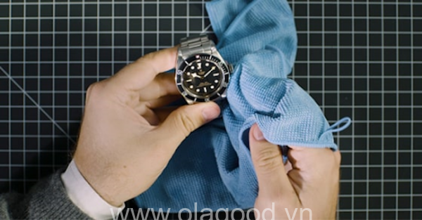 Những mẹo hạn chế dây da đồng hồ có mùi hôi