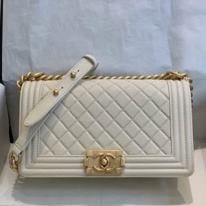 Chanel Boy size 25 màu trắng sữa khóa vàng - CNB022