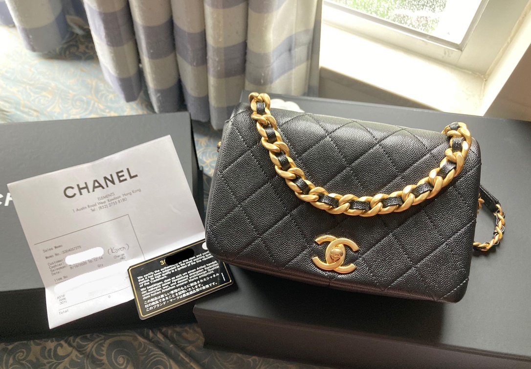 Các mẫu túi Chanel Seasonal Bags thường có thiết kế vui nhộn, độc đáo