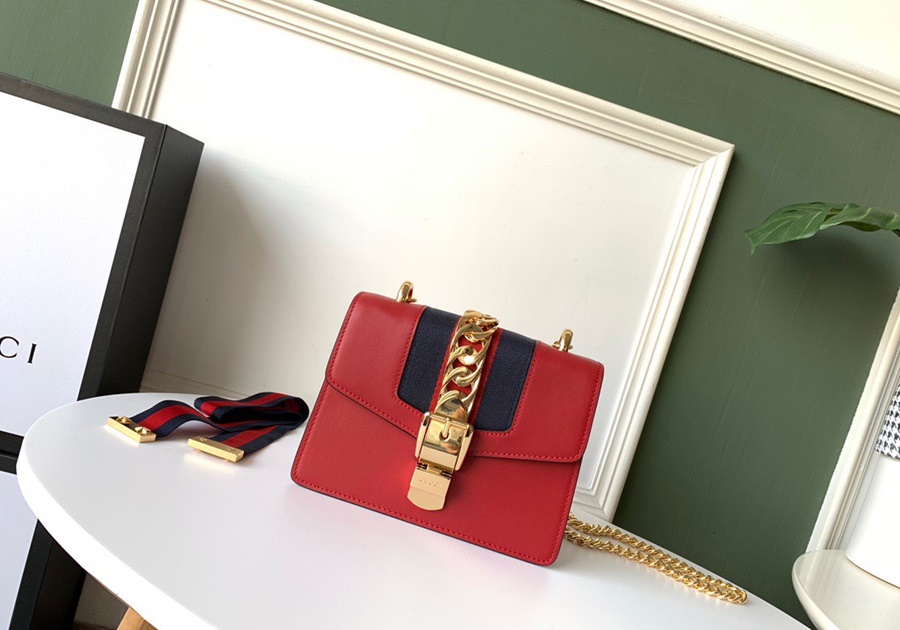 Thiết kế túi hàng hiệu Gucci Sylvie Mini Leather màu đỏ