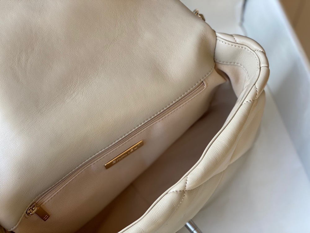 Túi Chanel xịn luôn có lớp lót căng, ôm khít vào phần bên trong của túi