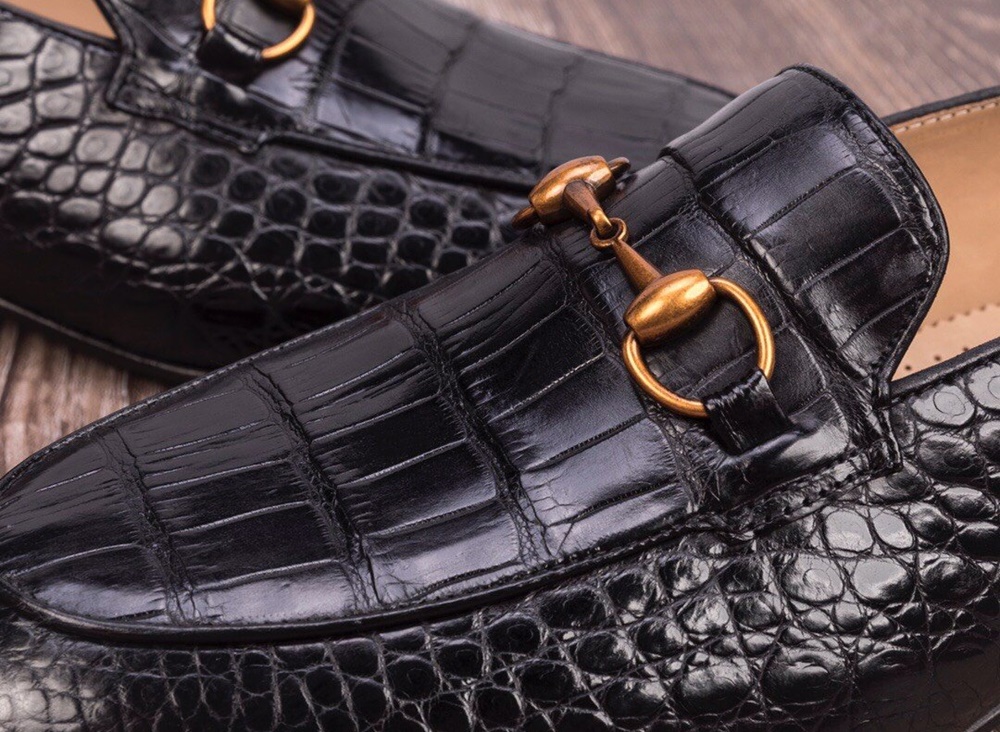 Người mua nên biết cách kiểm tra độ thoáng khí của giày da cá sấu