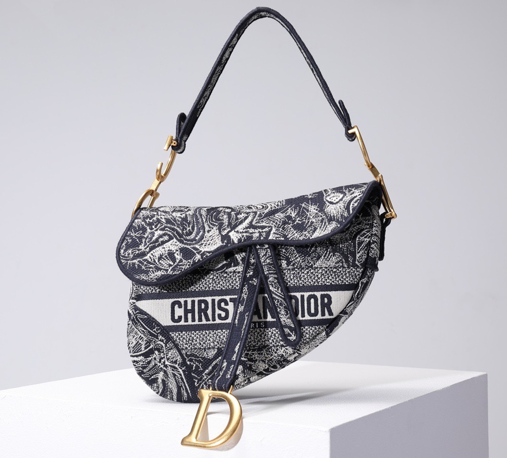 Người muốn mua túi Dior thổ cẩm cần tìm những địa chỉ bán túi hàng hiệu uy tín